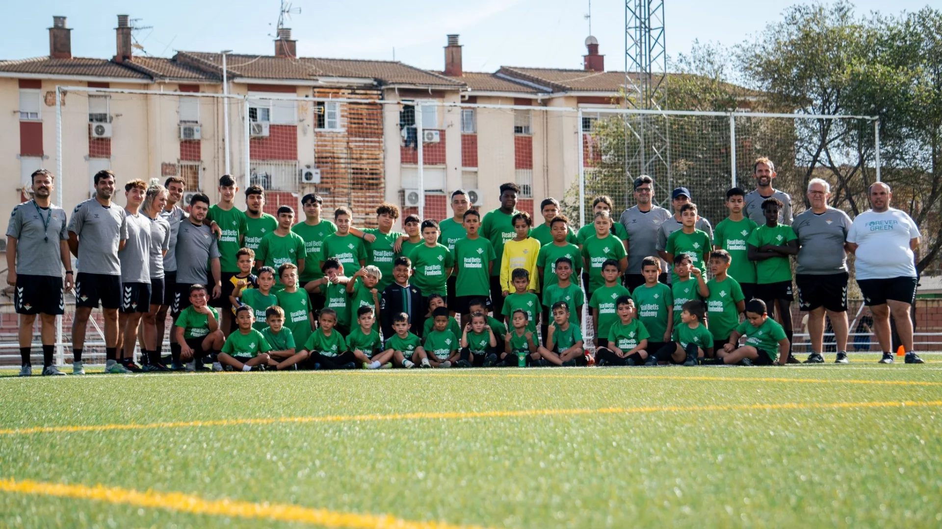 Educar en valores a través del deporte, la labor de la Fundación Real Betis en el Polígono Sur