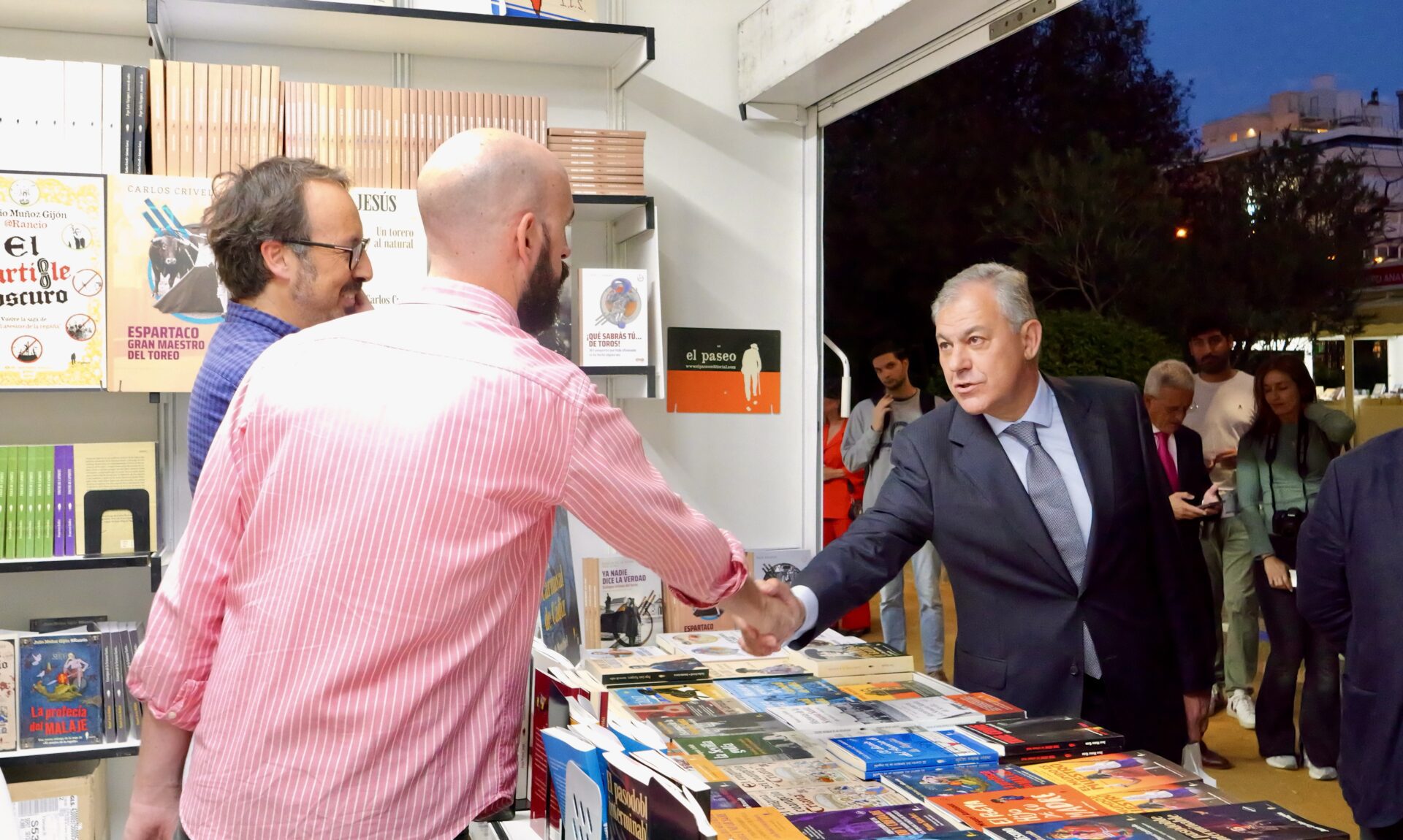 El alcalde inaugura una Feria del Libro que estrena ubicación en la mayor apuesta de la historia del Ayuntamiento por este evento