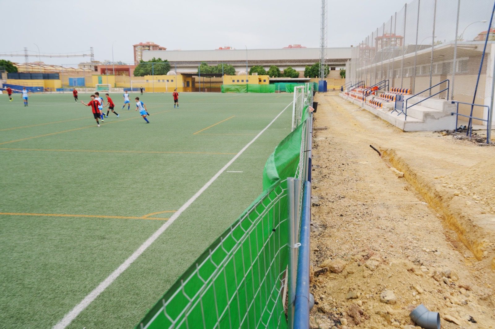 El Gobierno de José Luis Sanz inicia las obras de repavimentación del perímetro del campo de fútbol del C. D. Hytasa