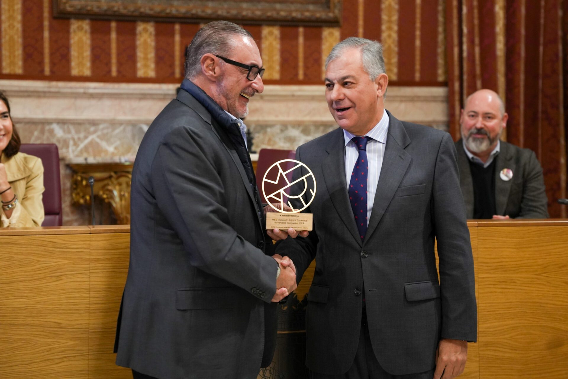 El Ayuntamiento acoge la Primera Edición de los Premios METRAE y el nombramiento de Carlos Herrera como embajador de los Mercados, reafirmando su compromiso con los mercados tradicionales