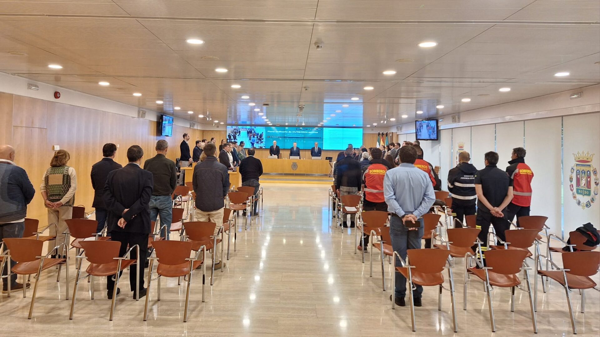 El pleno de la Diputación suprime sus mociones y guarda un minuto de silencio en recuerdo de los fallecidos por la DANA