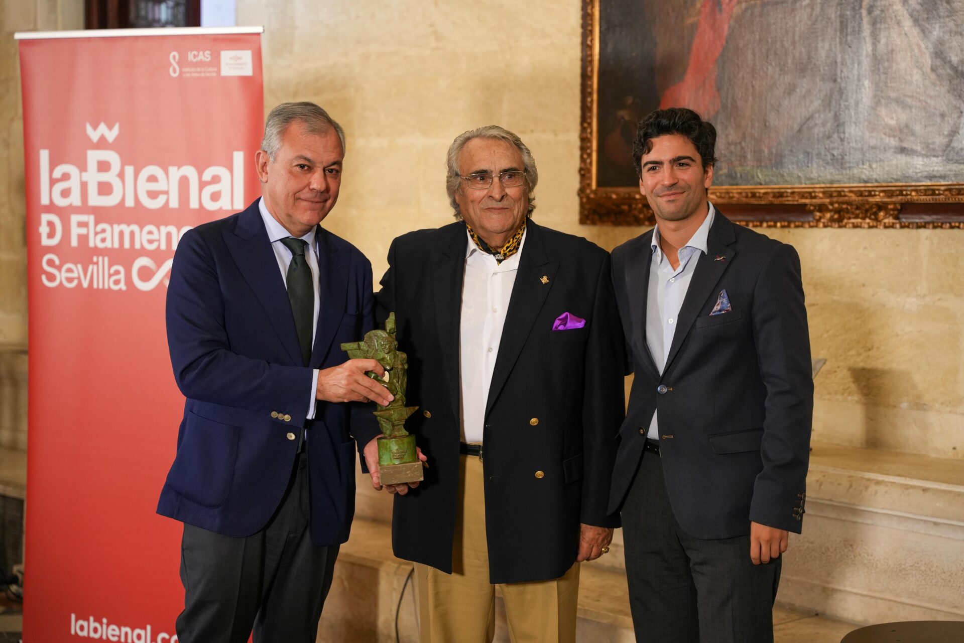 El alcalde Sanz entrega a José de la Tomasa el Giraldillo Internacional Ciudad de Sevilla