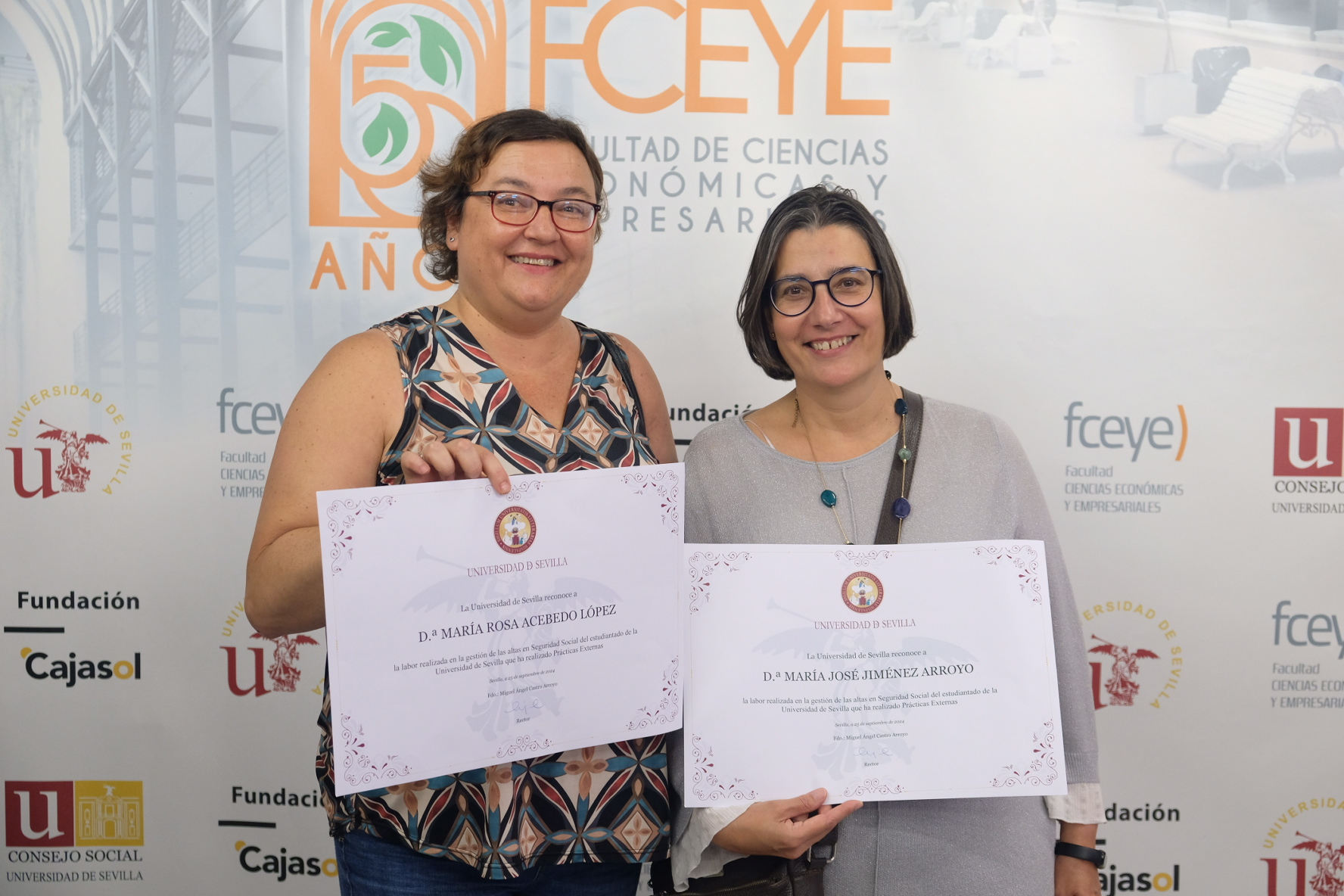 Premiadas dos trabajadoras del PTGAS por su tesón tramitando altas de estudiantes en la Seguridad Social