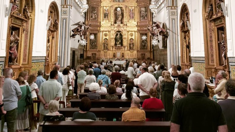 La iglesia de Santa Clara abarrotada en la celebración de san Pío de Pietrelcina