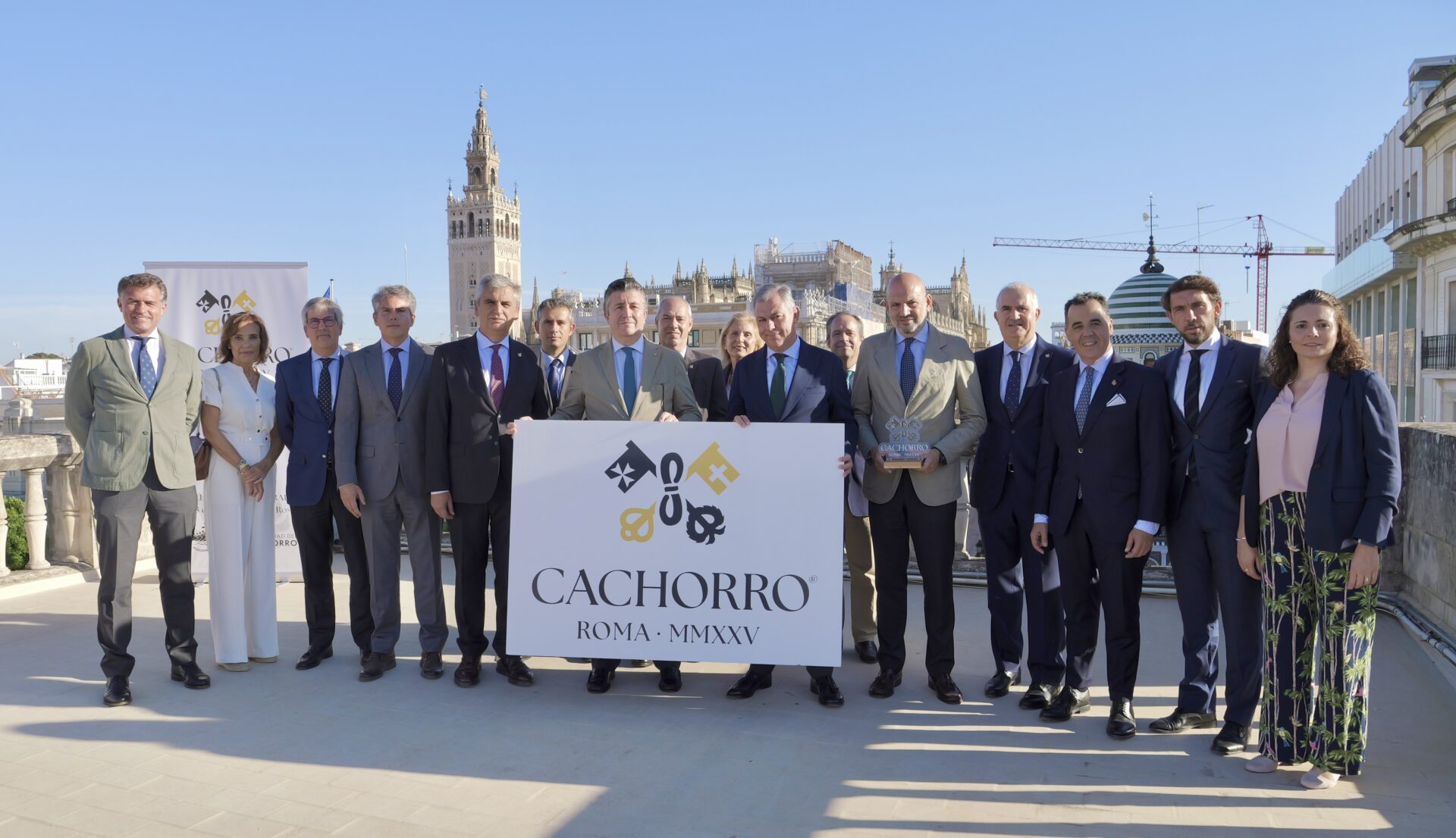 El alcalde de Sevilla recibe a la junta de gobierno del Cachorro a siete meses del Jubileo de las Cofradías de Roma en 2025