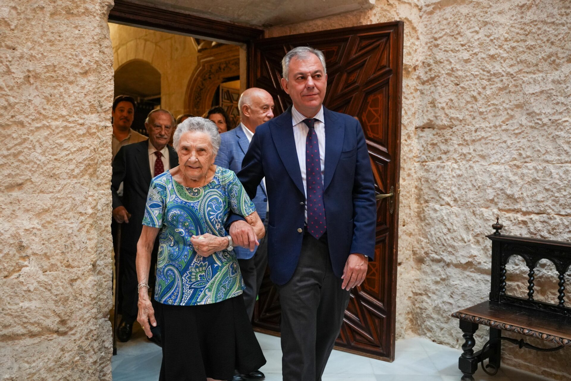 El Ayuntamiento homenajea a cinco sevillanos mayores de 100 años dentro del programa ‘Sevillanos centenarios’