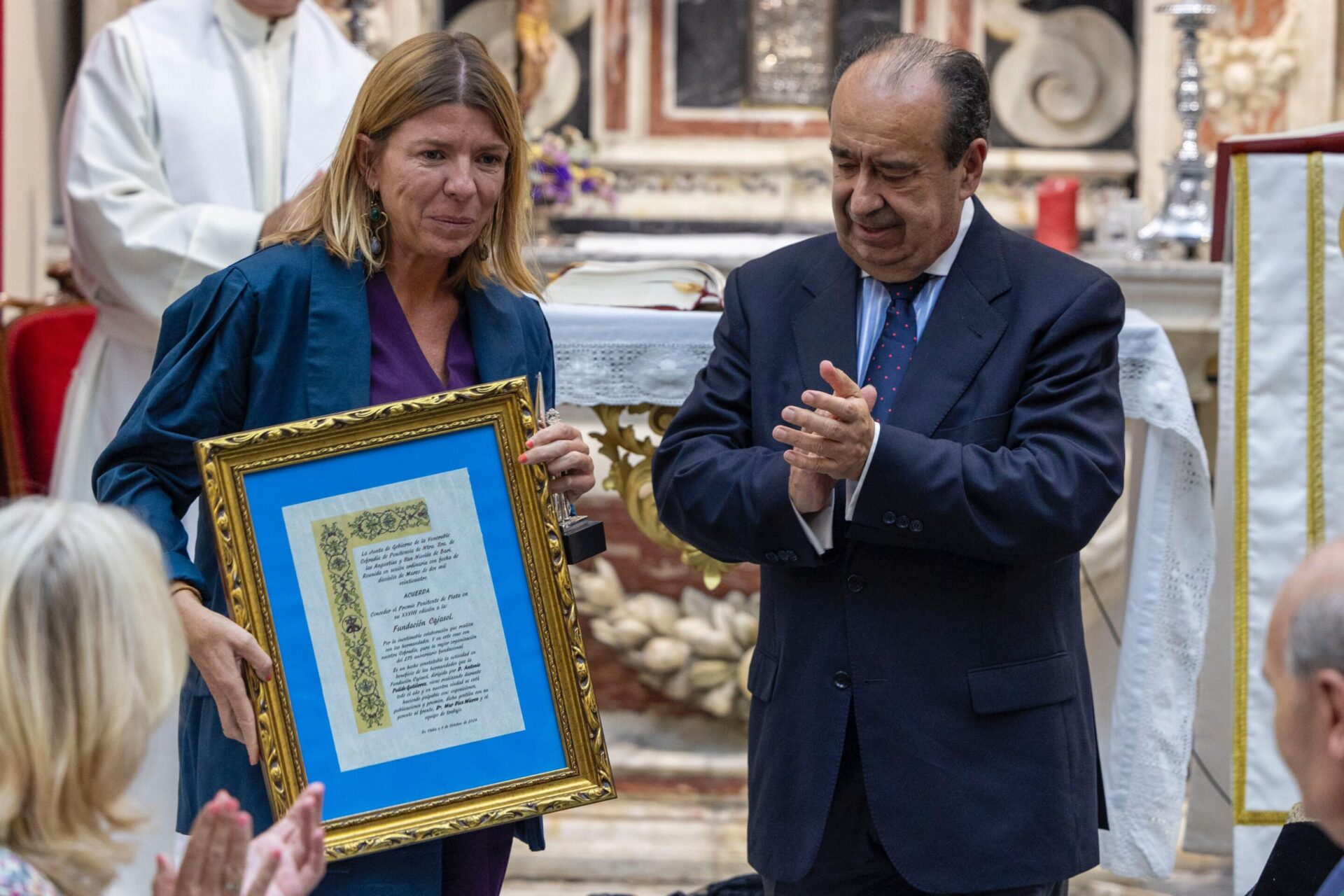 La Fundación Cajasol, galardonada con el Premio Penitente de Plata por su apoyo a las hermandades