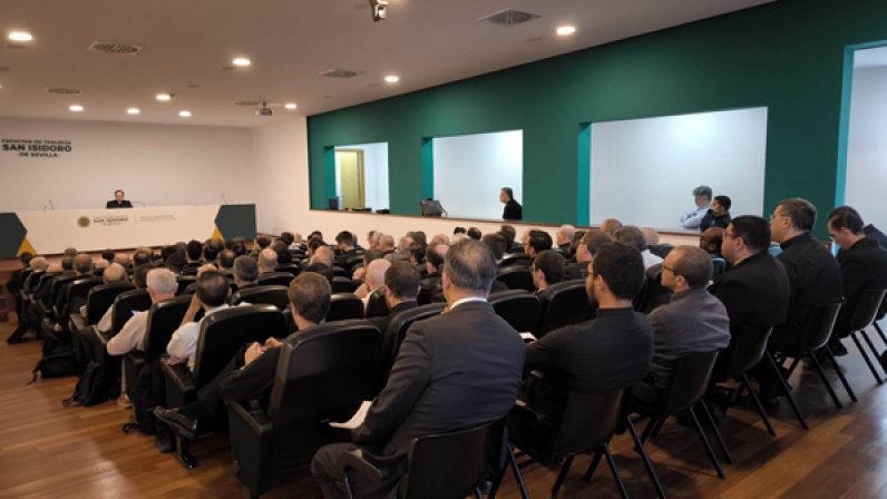Más de un centenar de sacerdotes participan en el retiro de inicio de curso sobre la vida y santidad del padre Torres Padilla