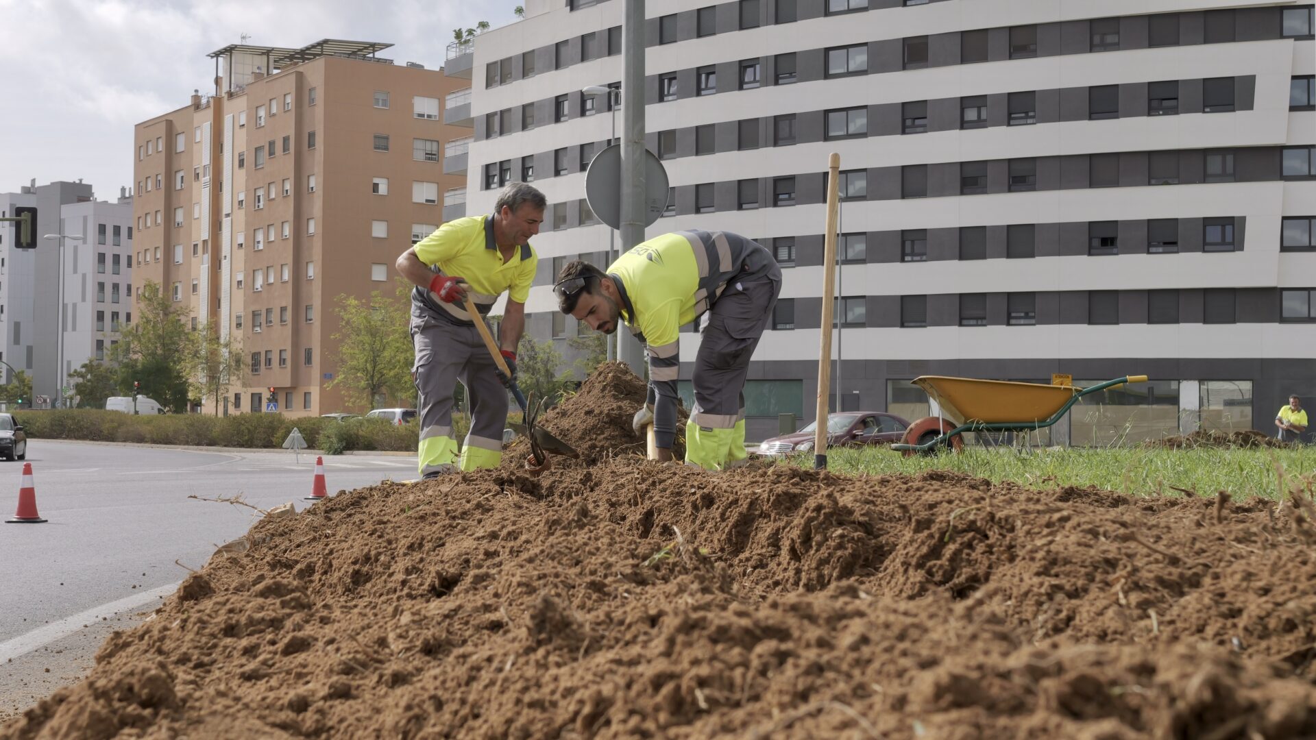 El Ayuntamiento inicia las obras para mejorar la dotación de sombra en cinco plazas de Sevilla Este y renovar el mobiliario urbano