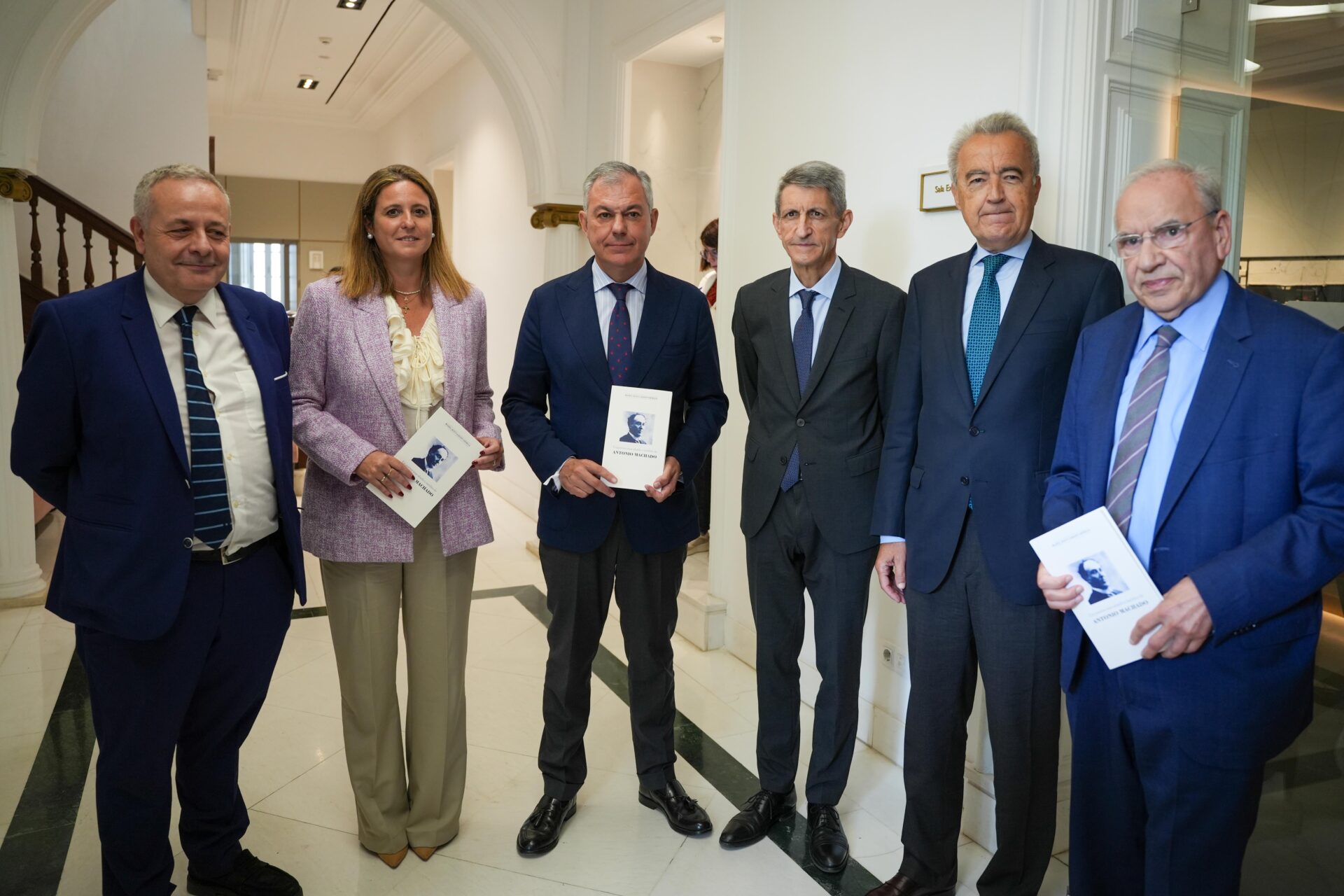El alcalde presenta la exposición ‘Los Machado. Retrato de familia’