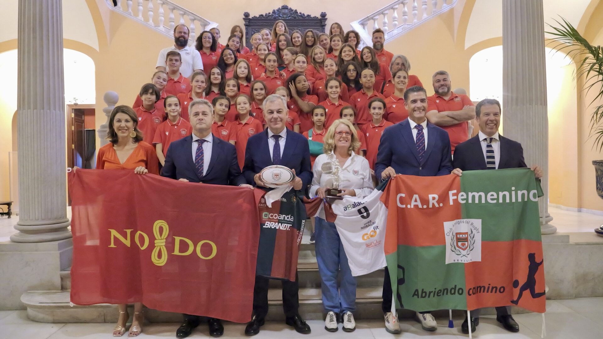 El Ayuntamiento homenajea a los equipos femeninos M12 y M14 del Club Amigos del Rugby