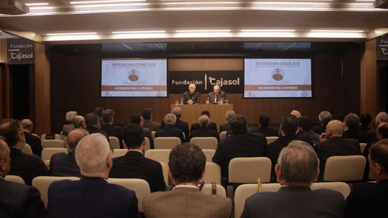 El arzobispo de Sevilla invita a los cofrades a «hacer camino y abrir caminos de esperanza»