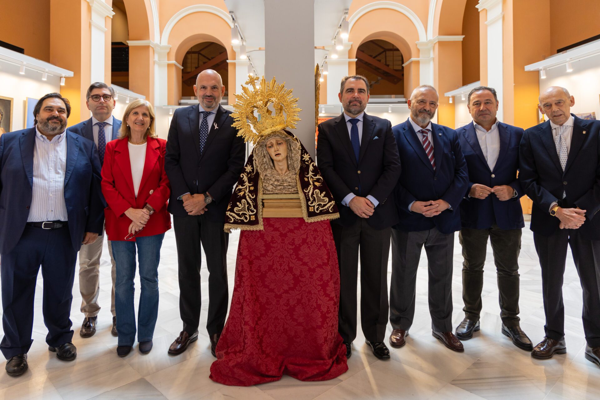 El Ayuntamiento acoge una exposición en memoria de Dubé de Luque con obras de 40 artistas plásticos