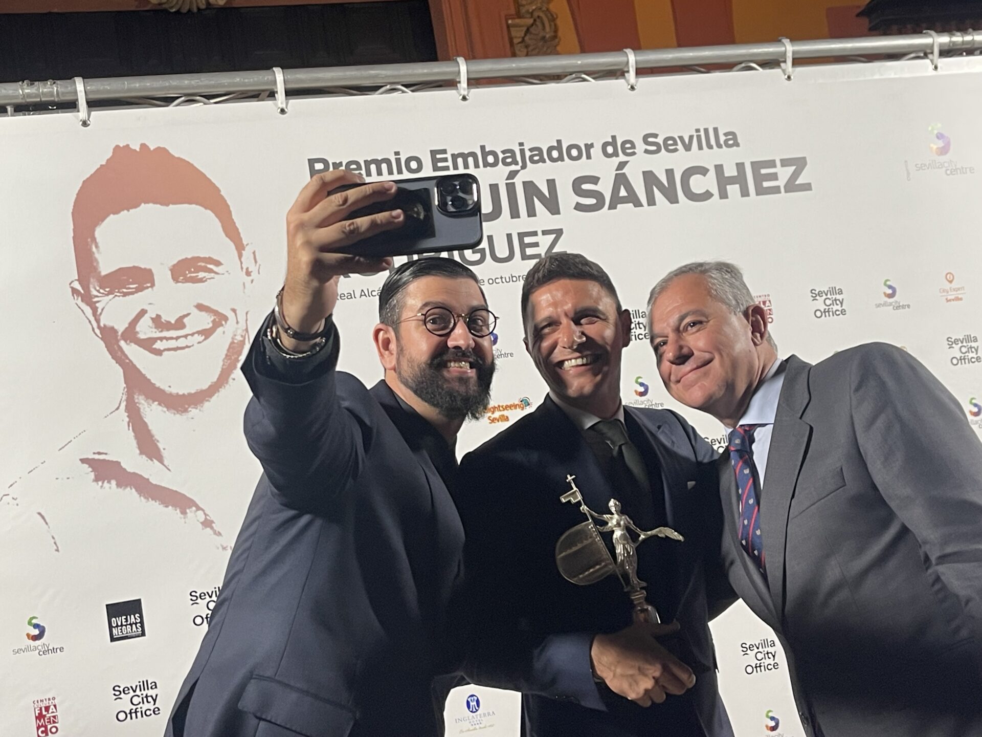 El alcalde entrega a Joaquín Sánchez el premio como “Embajador de Sevilla”