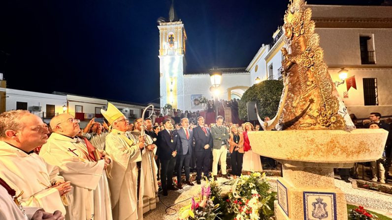 El arzobispo bendice un monumento a la Virgen del Rocío en Carrión de los Céspedes por el centenario de su hermandad