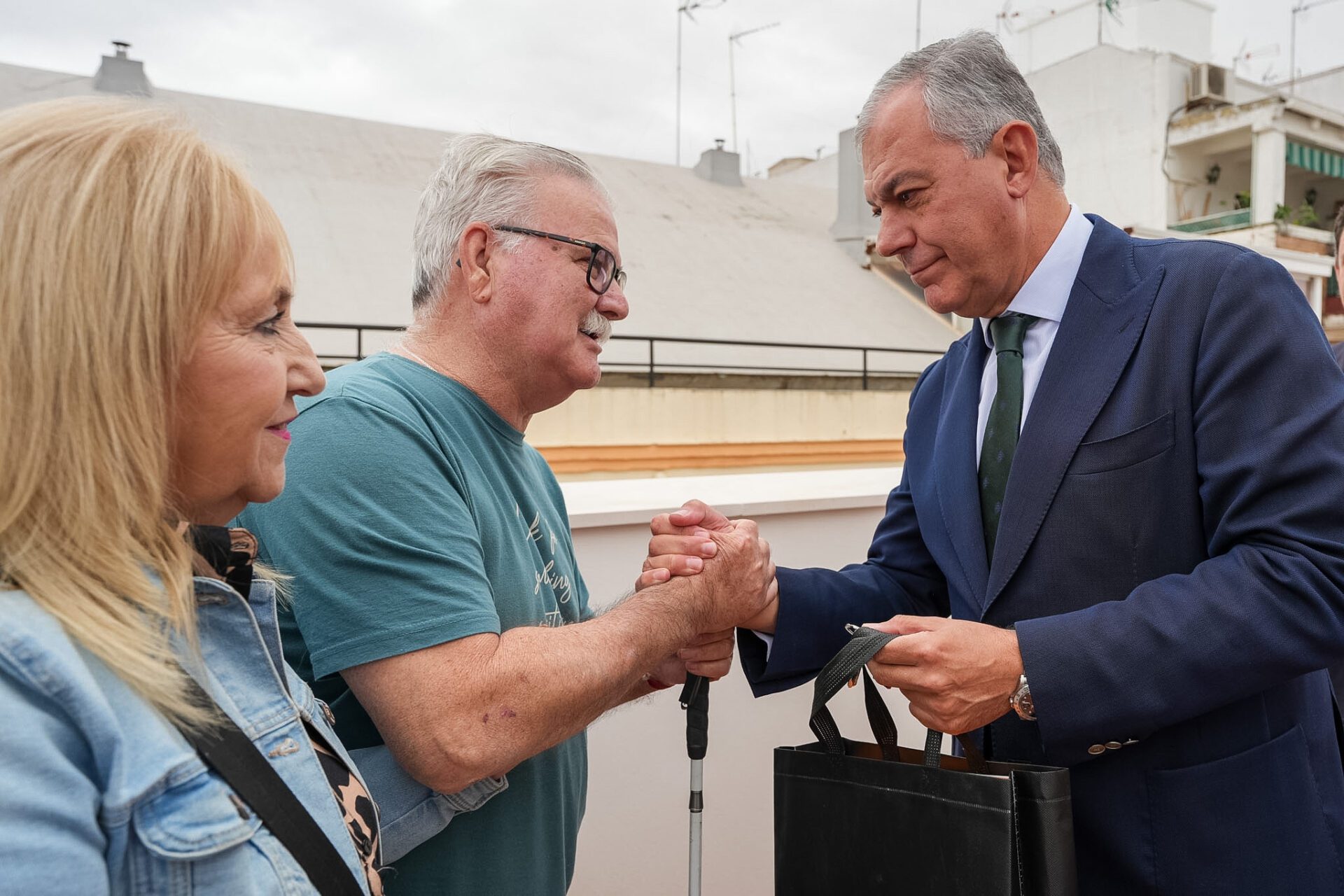 El alcalde de Sevilla, José Luis Sanz, entrega tres viviendas protegidas promovidas por Emvisesa en la calle Sol