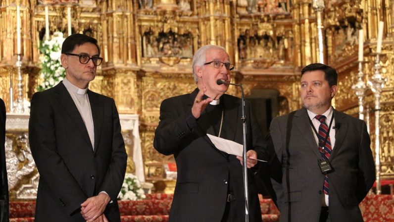 El arzobispo de Sevilla inaugura la exposición ‘Fons pietatis’ en la Catedral