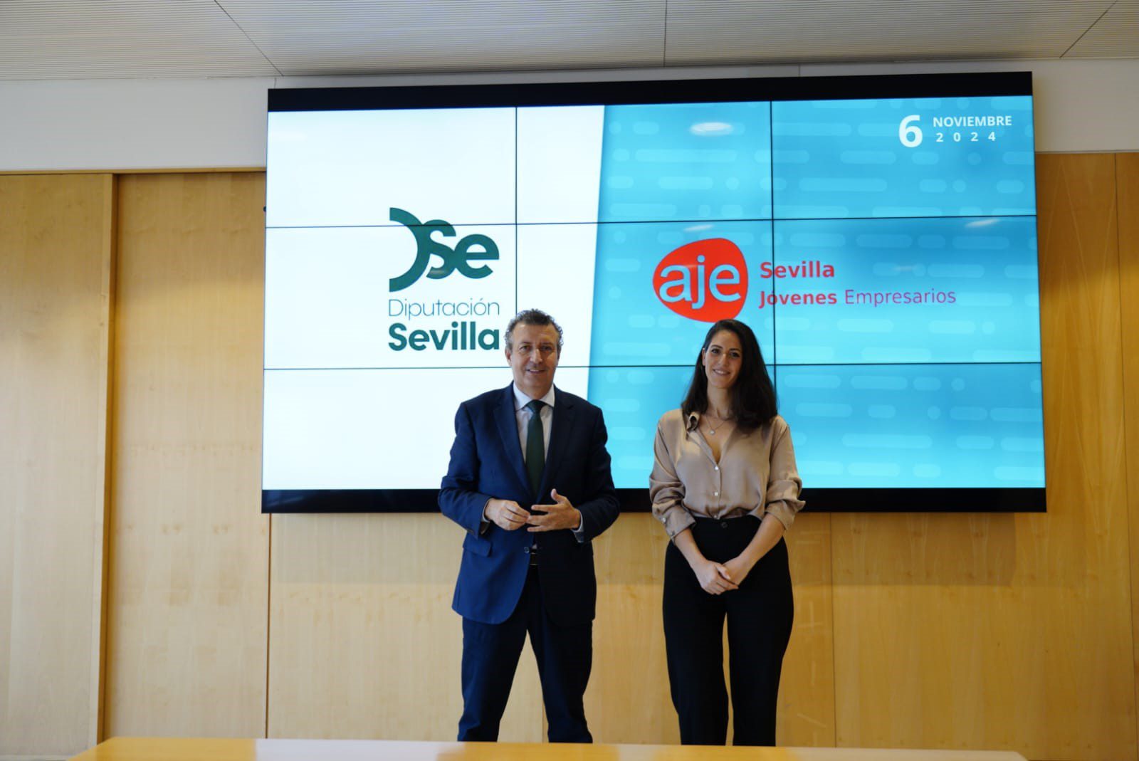 El presidente de la Diputación recibe a la presidenta de AJE-Sevilla