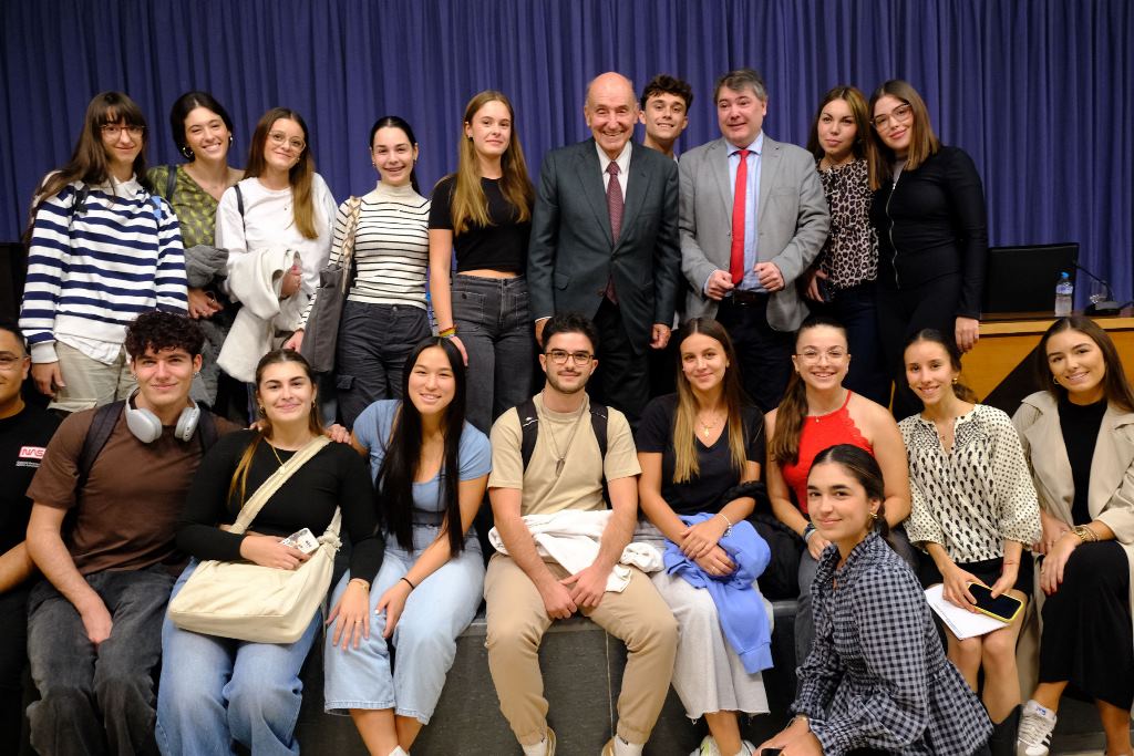 Miquel Roca ofrece una conferencia en la Facultad de Derecho