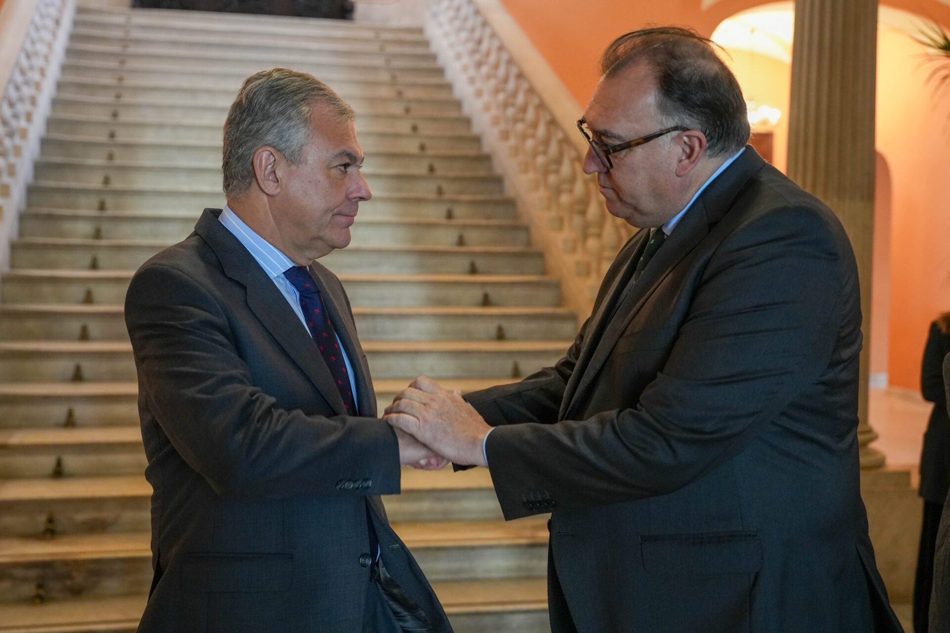El Ayuntamiento y la Junta firman un convenio de colaboración para coordinar y reforzar el control de viviendas de uso turístico