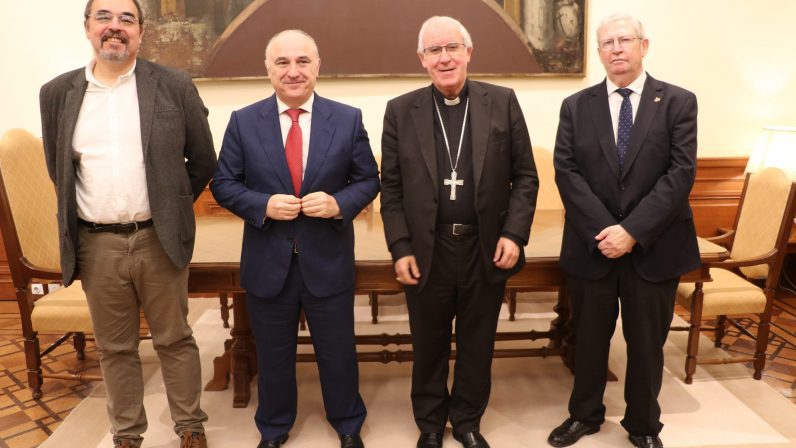 Firma de convenio entre la Archidiócesis, Consejo y CaixaBank para la celebración del II Congreso Internacional de Hermandades y Piedad Popular