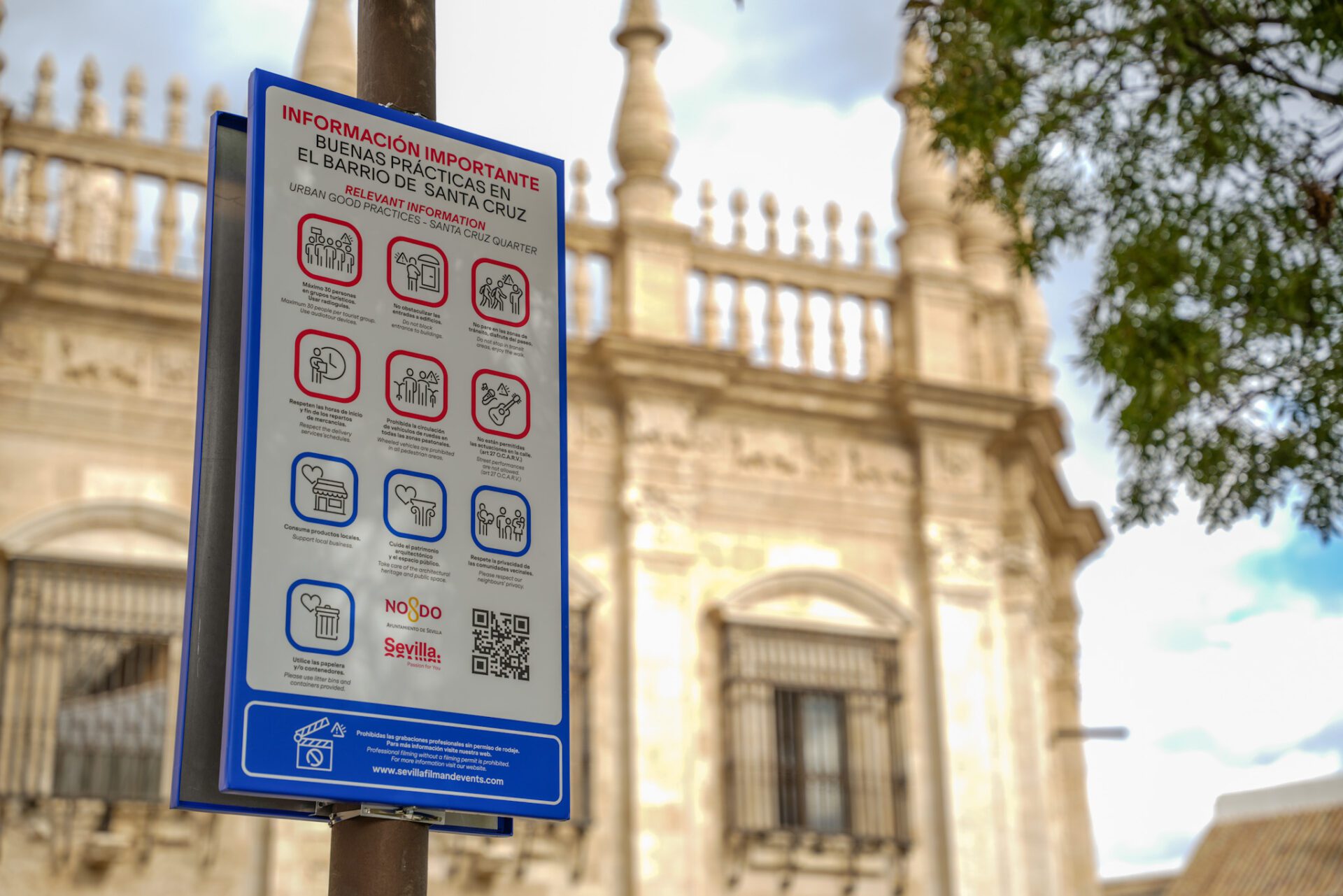 El Ayuntamiento instala las primeras placas de señalización y normativa de buenas prácticas en el Barrio de Santa Cruz