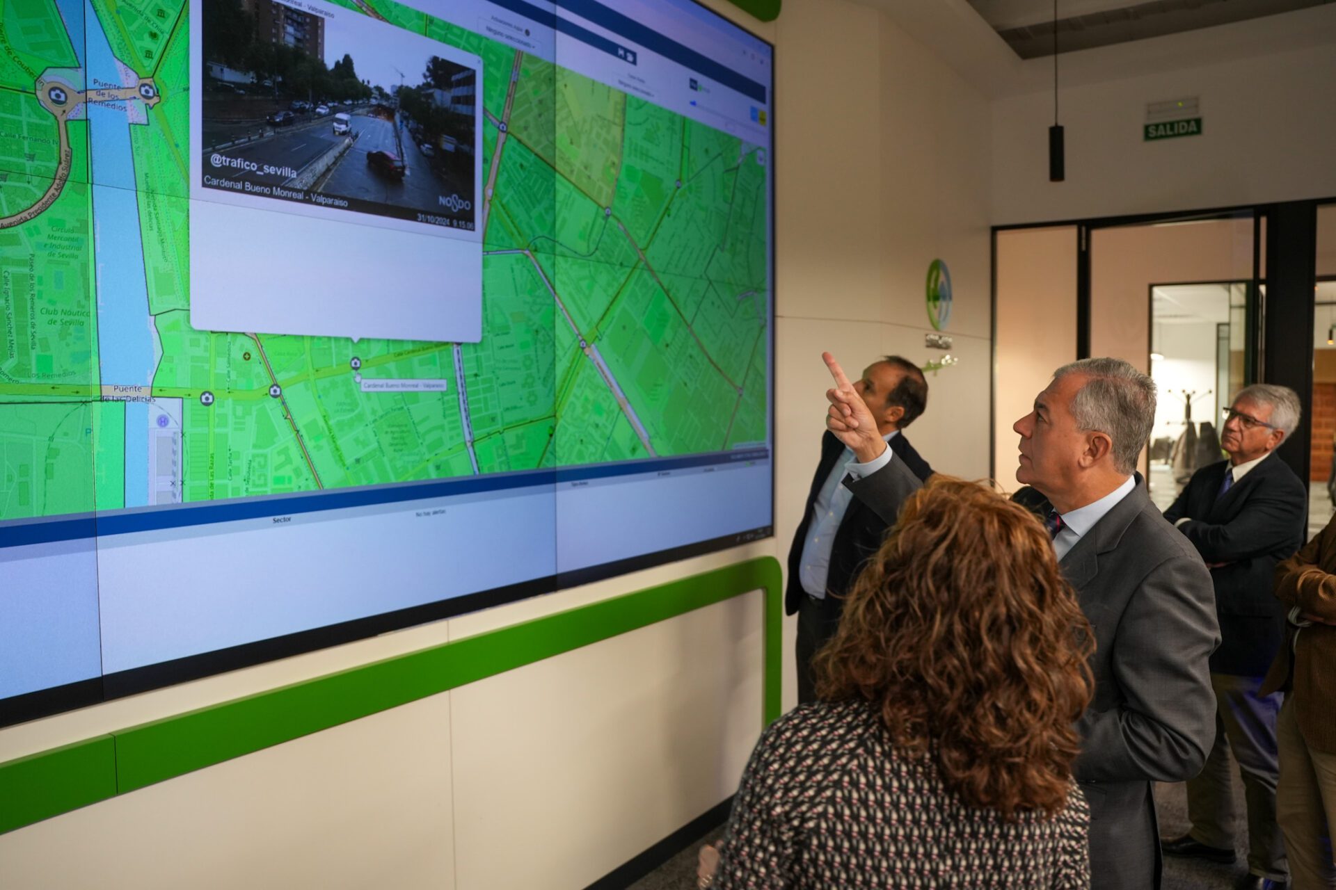 El alcalde destaca “la excelencia en la gestión del agua de Emasesa” durante su visita al Centro de Control de Operaciones