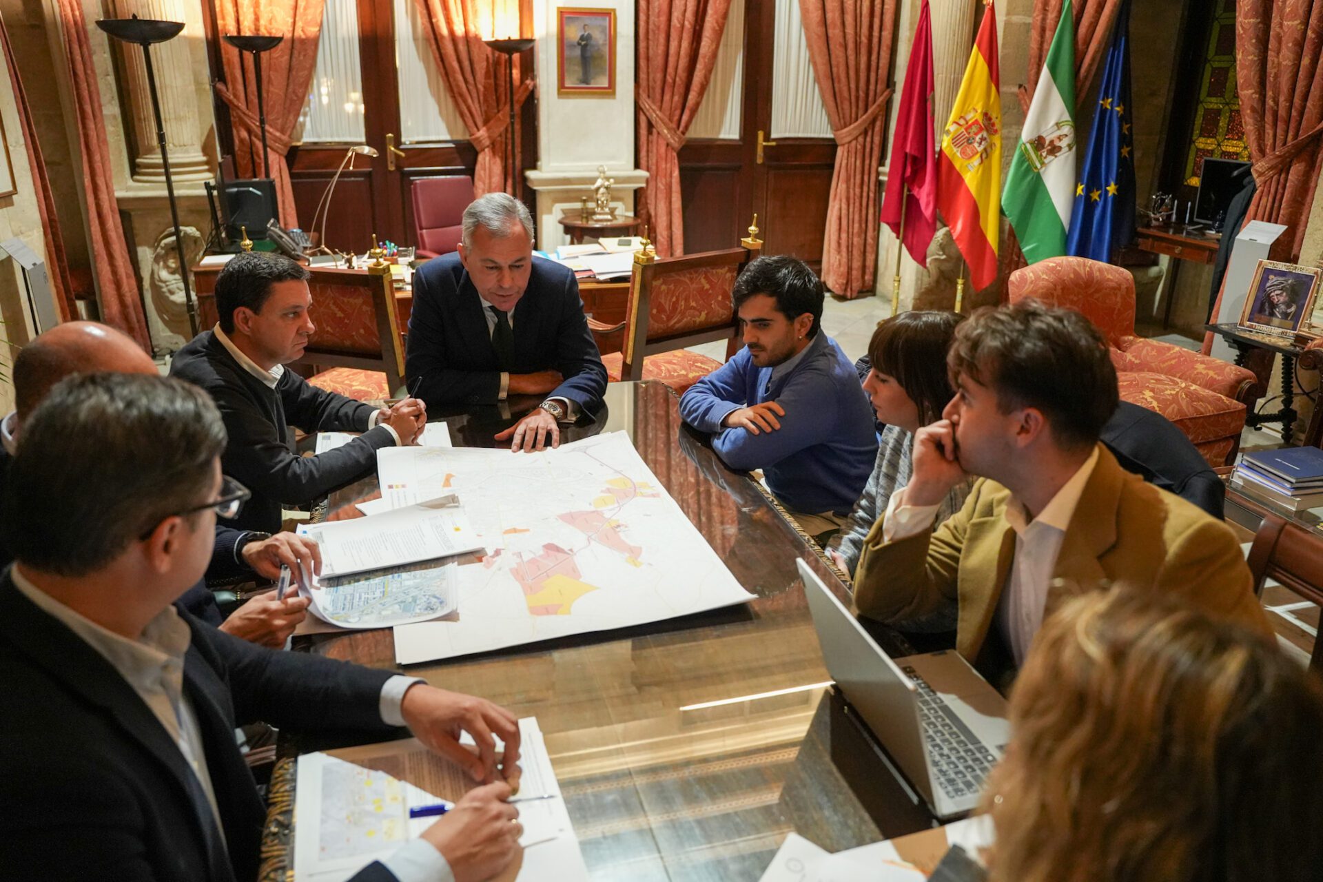 El alcalde explica a los vecinos el proyecto de mejora de la Ronda Urbana Norte