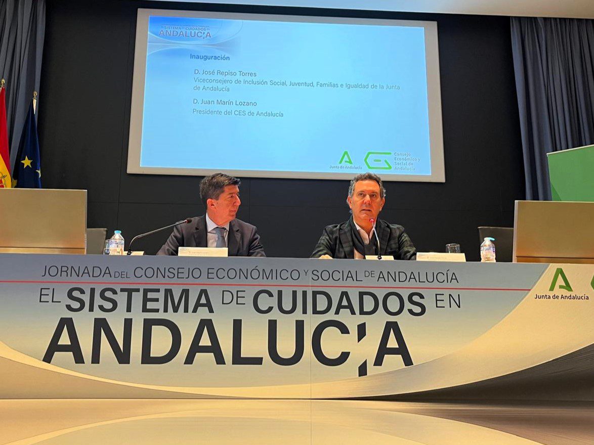 La Junta defiende el modelo centrado en la persona para mejorar el sistema de cuidados en Andalucía