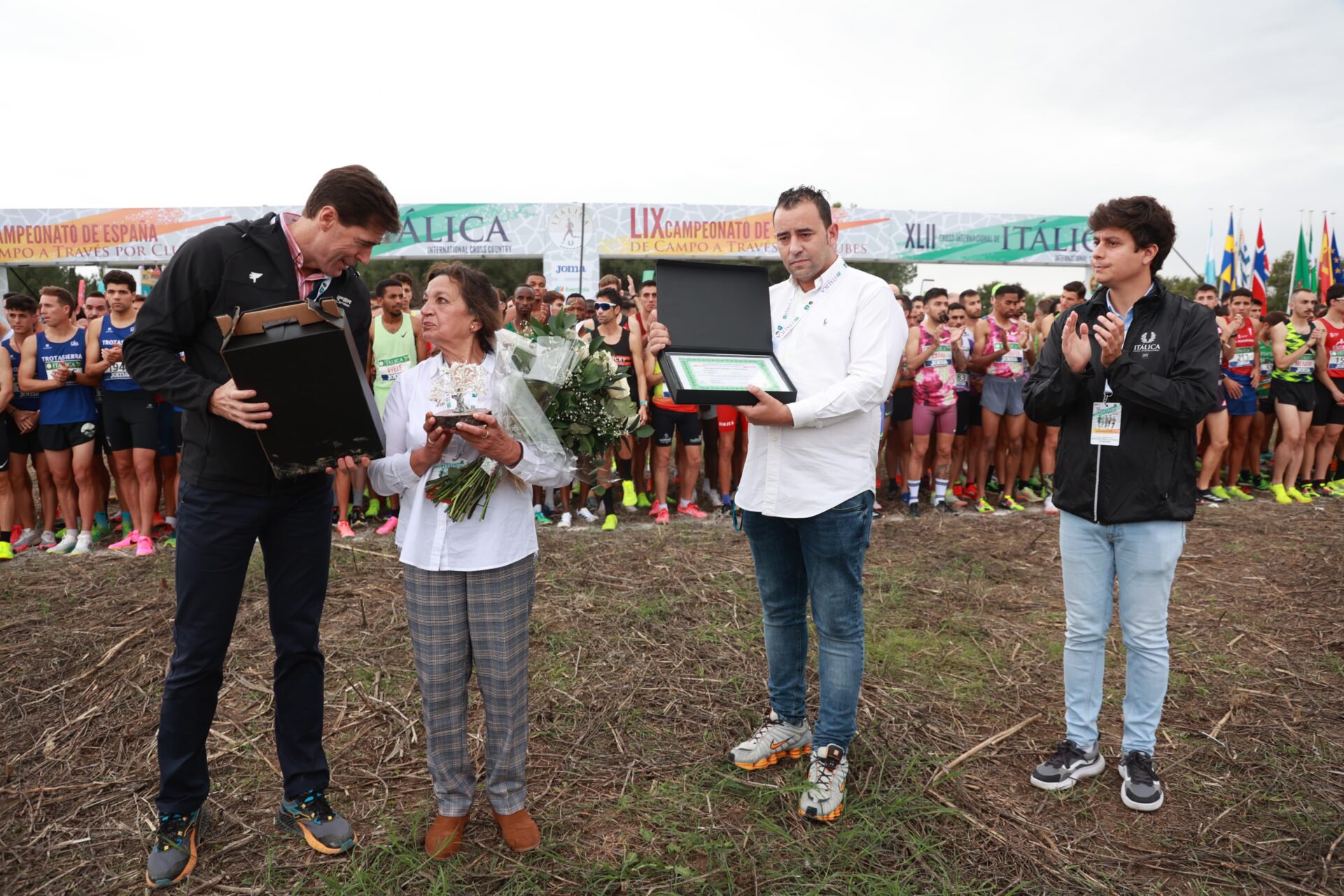 Doble homenaje del XLII Cross Internacional de Itálica: a las víctimas de la DANA y a Mariano Haro, leyenda del atletismo, fallecido el pasado mes de julio