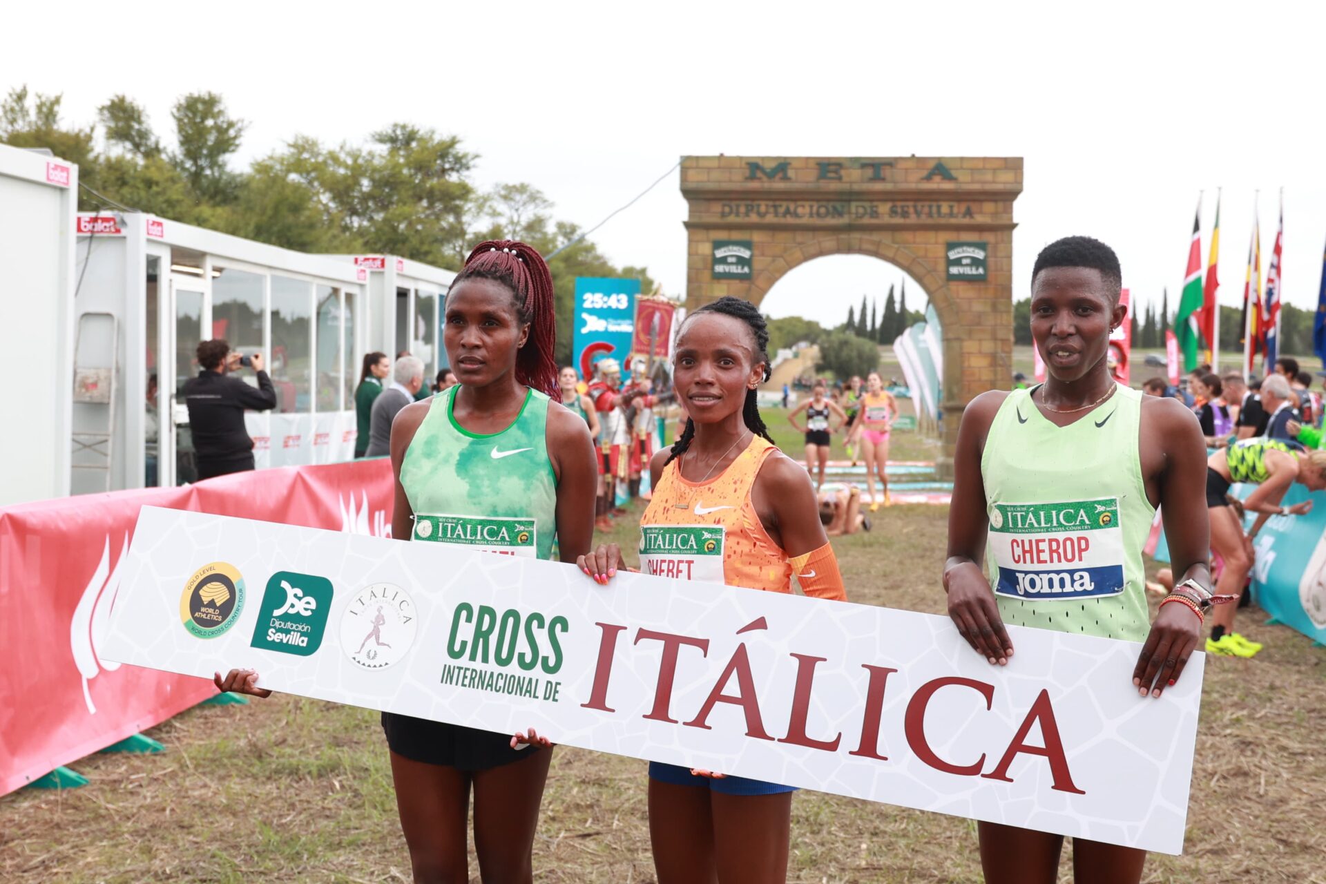 Chebet y Ndikumwenayo alzan los platos en el Cross Internacional de Itálica 2024