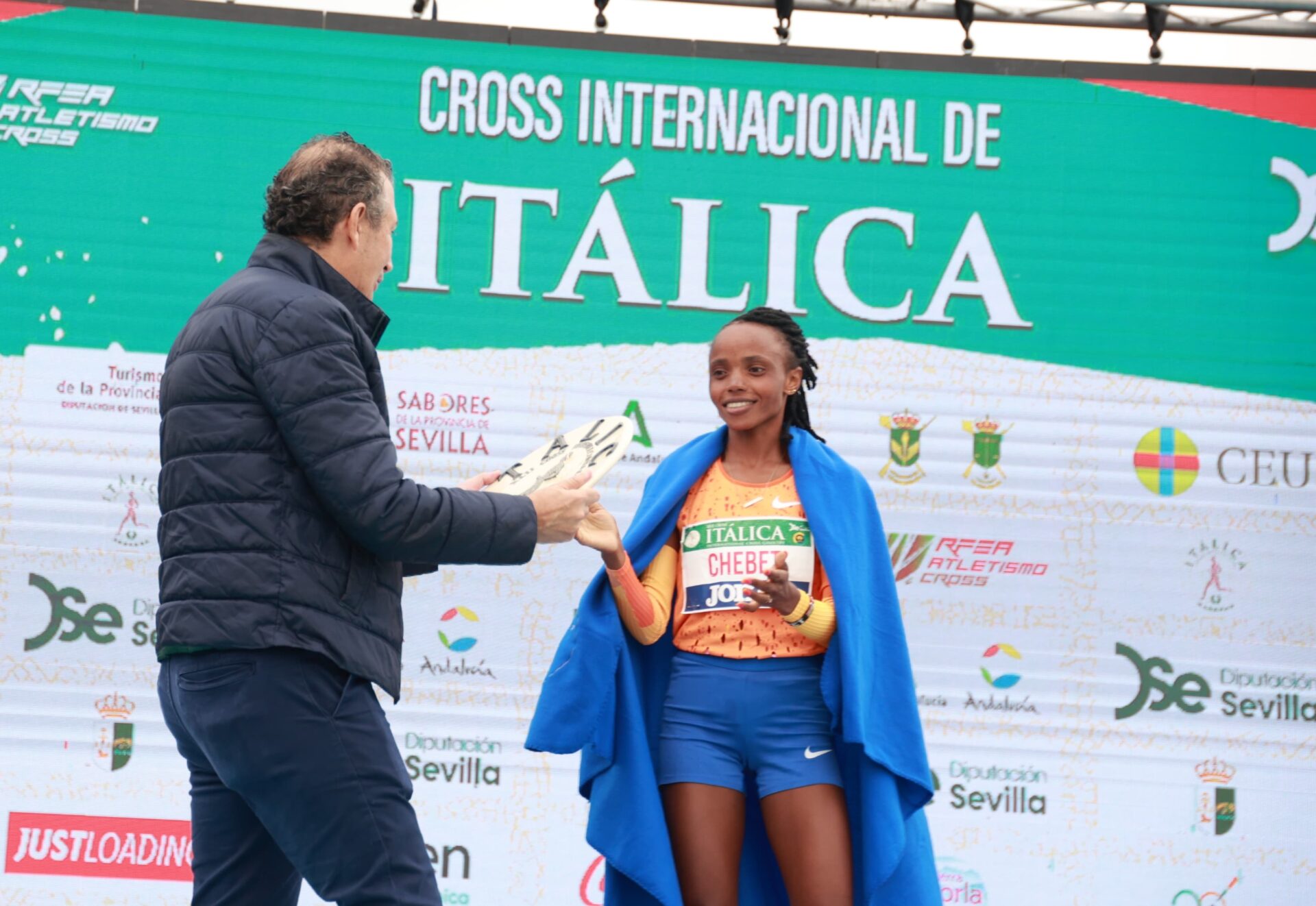 El burundés nacionalizado español, Thierry Ndikumwenayo, y la keniata Beatrice Chebet, ganan la edición 2024 del Cross Internacional de Itálica