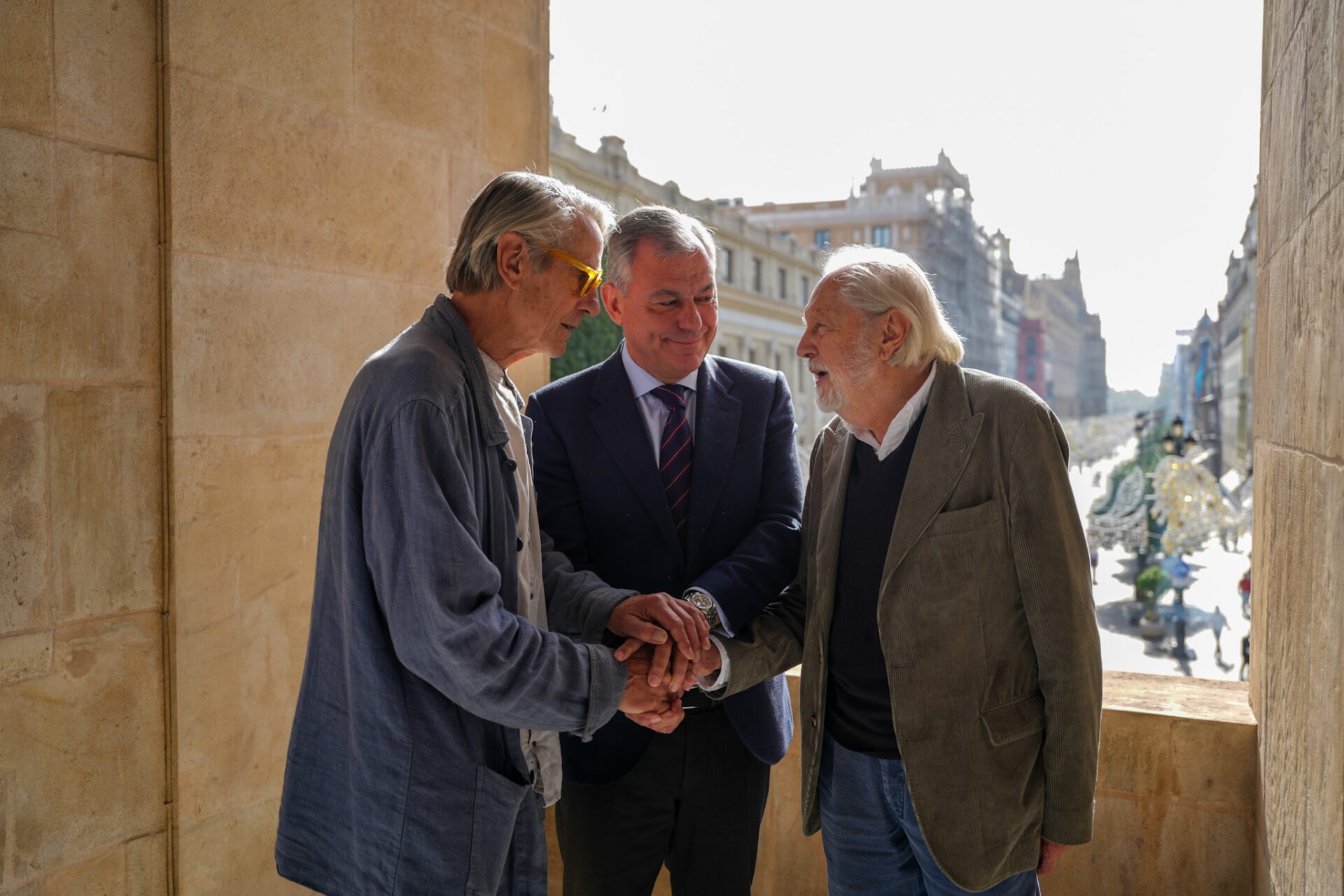Jeremy Irons visita el Ayuntamiento de Sevilla