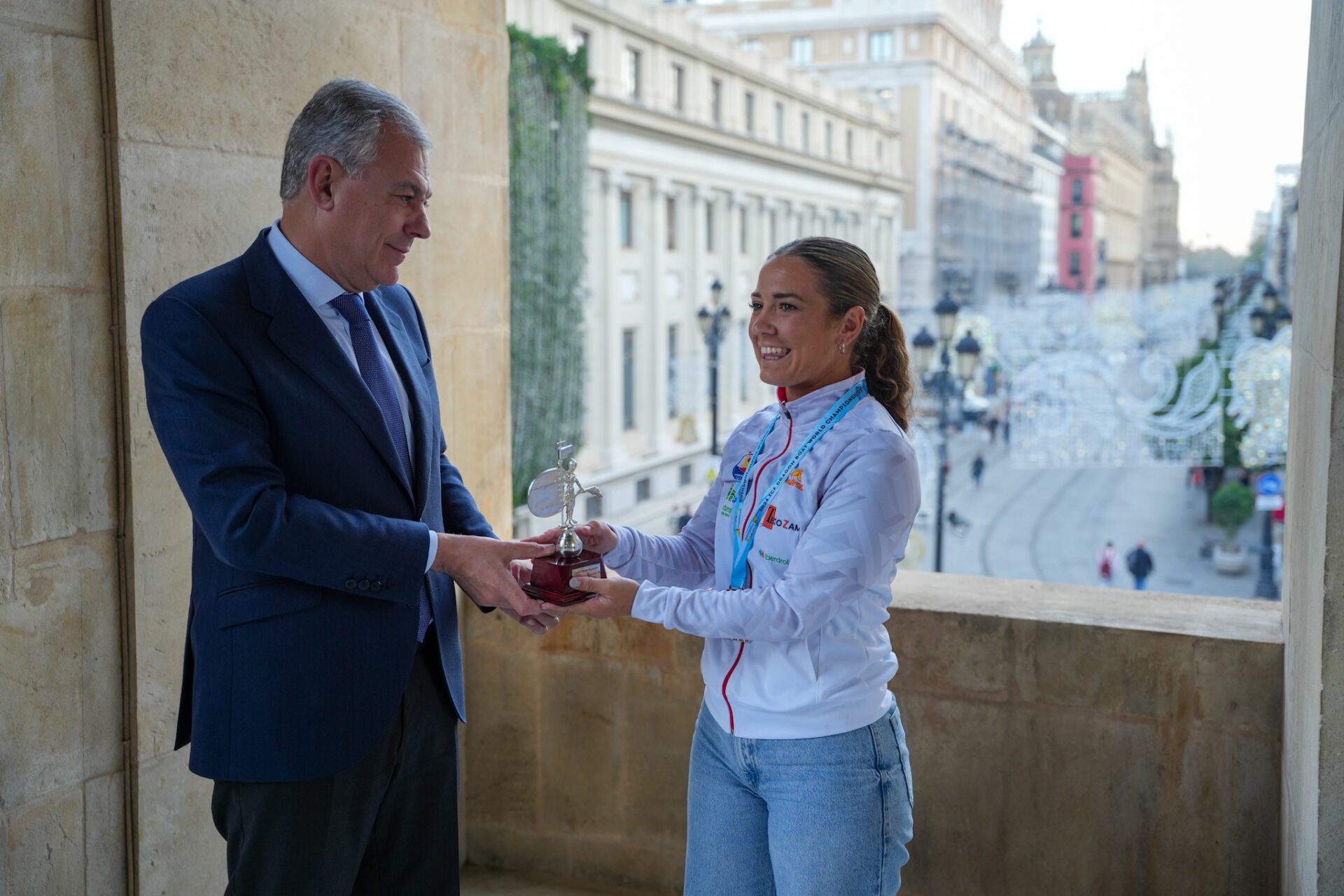 José Luis Sanz recibe en el Ayuntamiento a la piragüista sevillana Loreto Macho, subcampeona del mundo de barco dragón