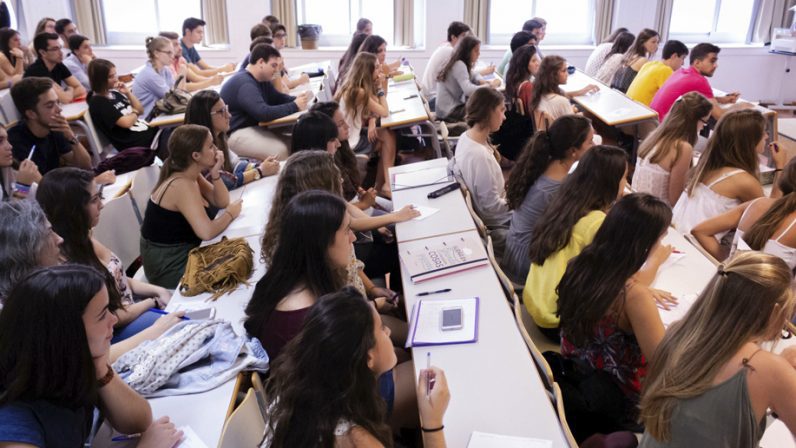 Cáritas Universitaria ofrece 45 ayudas a estudiantes de la Pablo de Olavide con dificultades socioeconómicas