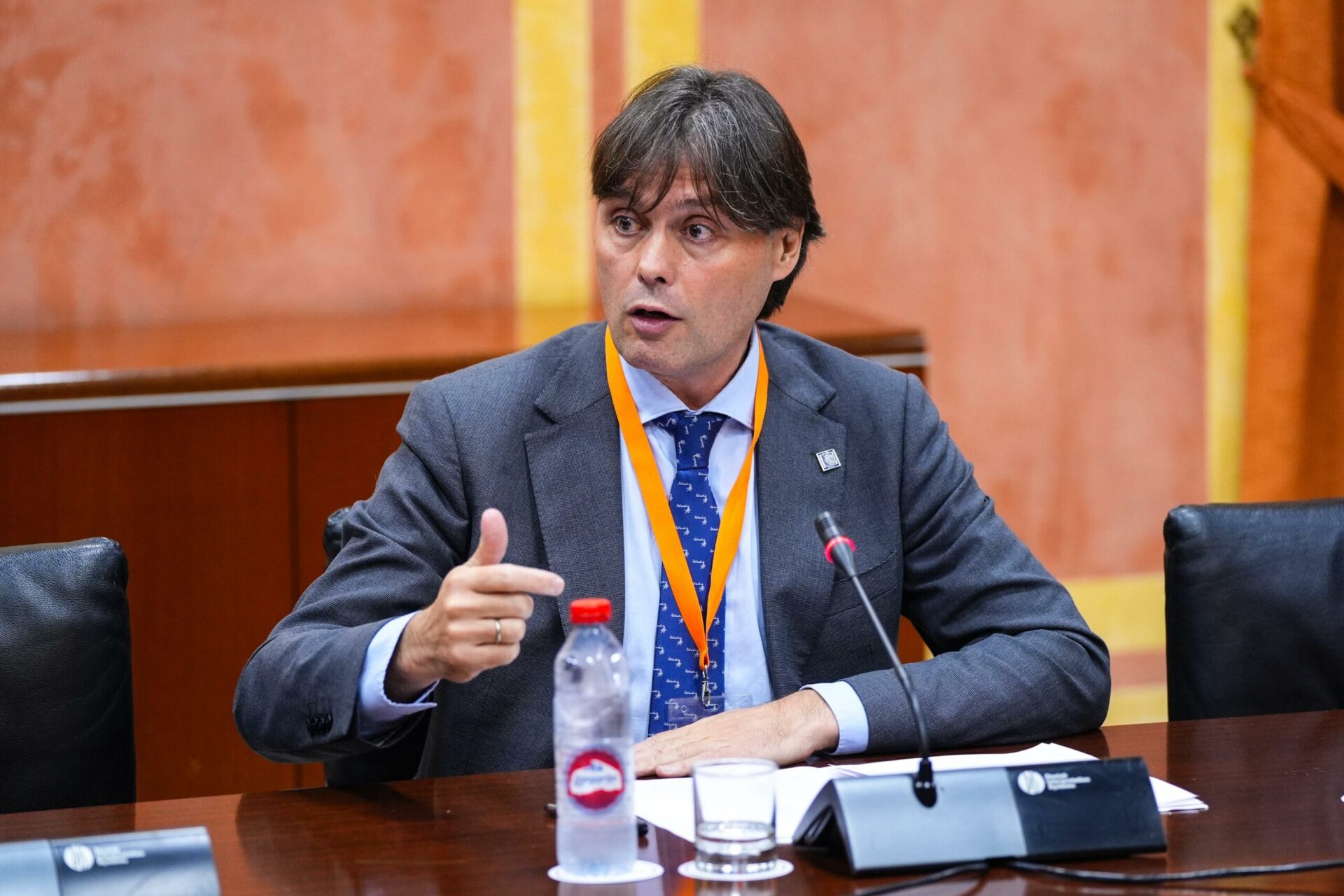 Francisco Oliva advierte en el Parlamento andaluz de un «incumplimiento flagrante» del modelo de financiación universitaria