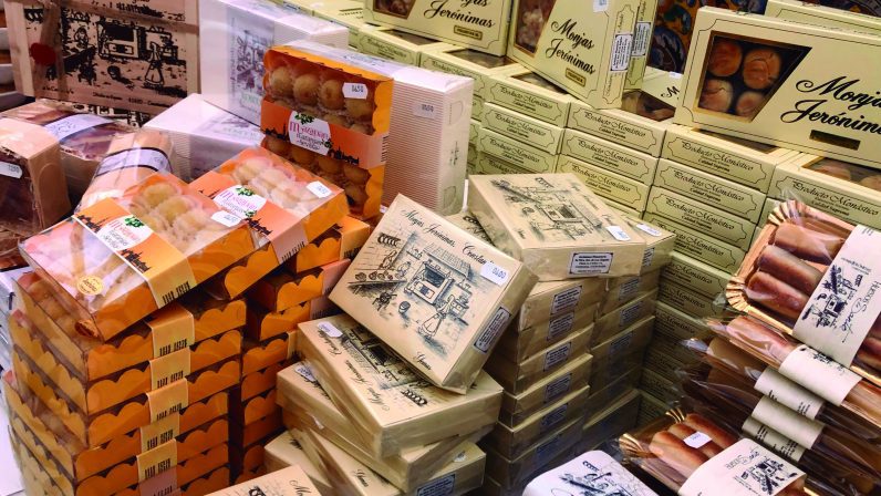 La Parroquia de San Sebastián colabora con la venta de dulces de conventos