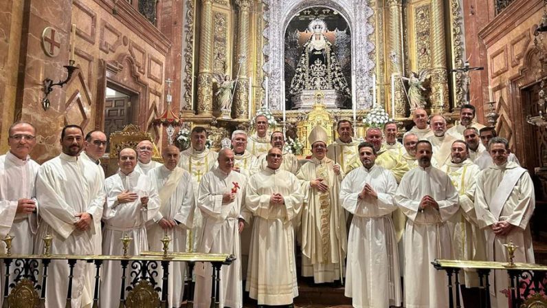 El obispo auxiliar monseñor Valdivia preside la admisión a órdenes de tres candidatos al diaconado permanente