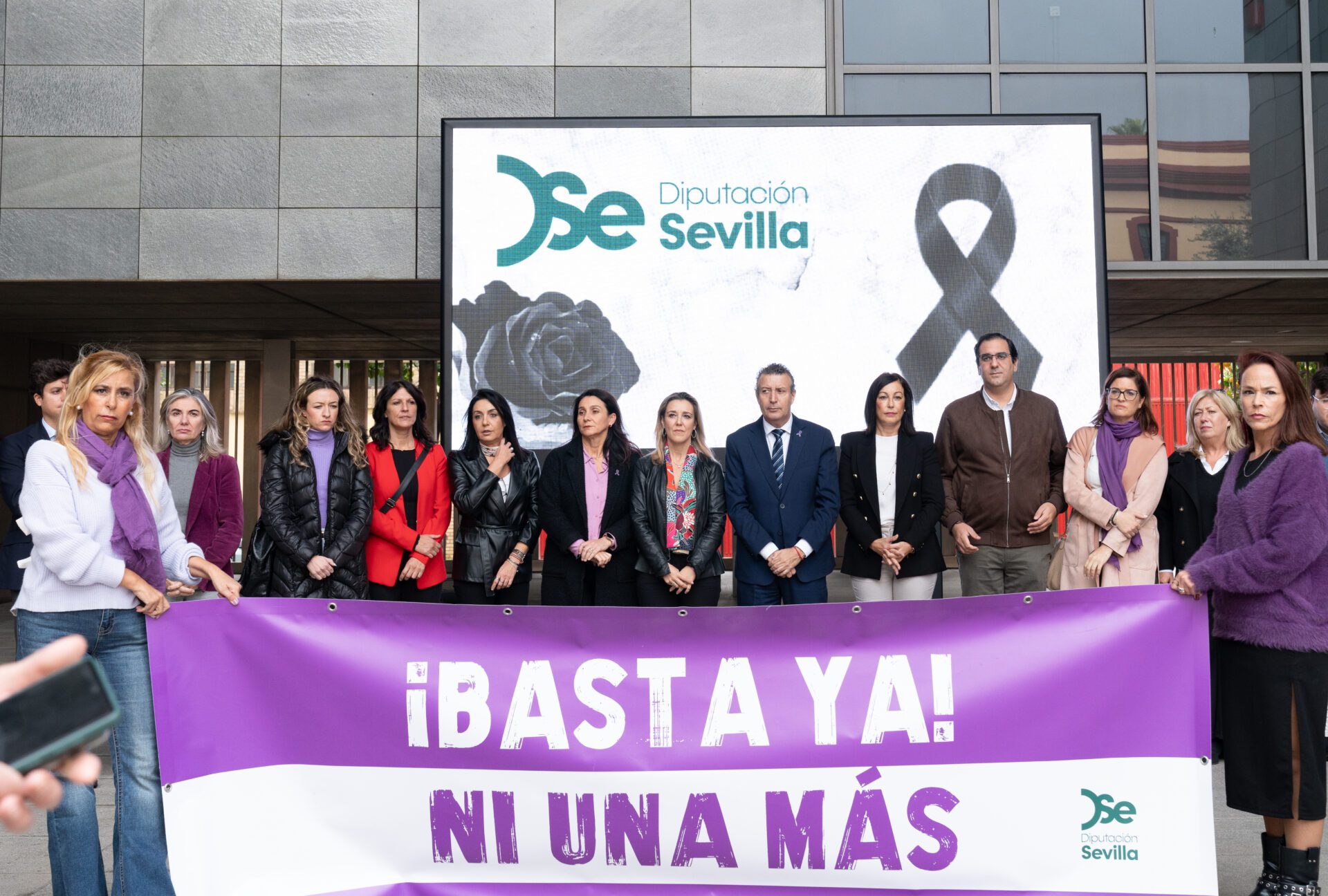 Javier Fernández preside el duelo de la Diputación de Sevilla por la última mujer víctima de violencia machista