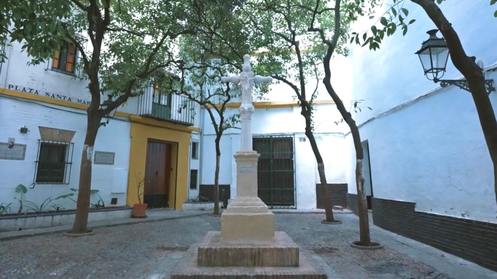 El Crucero de San Lázaro vuelve a lucir en la plaza de Santa Marta tras una minuciosa restauración y contará con una copia de seguridad en 3D