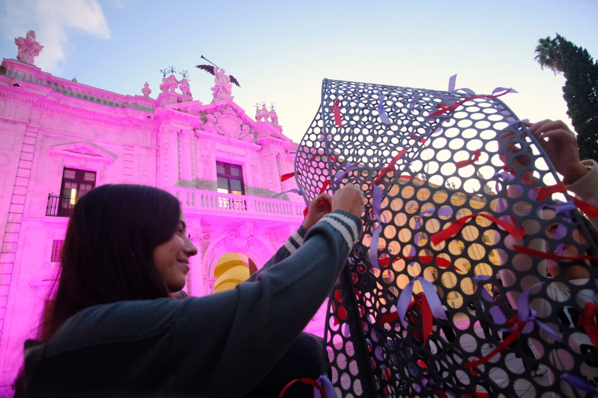 Un gran lazo muestra el compromiso de la US contra la violencia machista