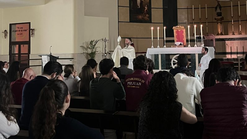 Benedicat, jóvenes que adoran al Señor