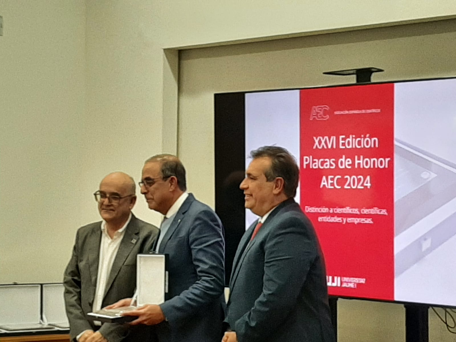 El rector de la US Miguel Ángel Castro, galardonado con la Placa de Honor de la Asociación Española de Científicos
