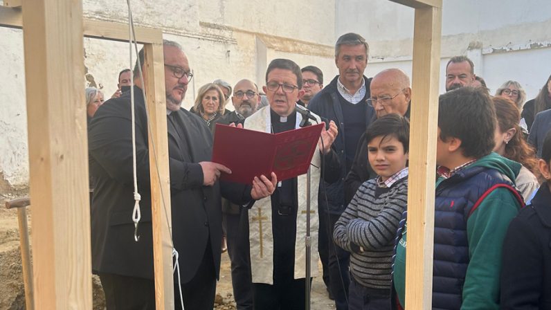 Monseñor Valdivia bendice la primera piedra del Centro Pastoral Parroquial ‘San José’ de Salteras