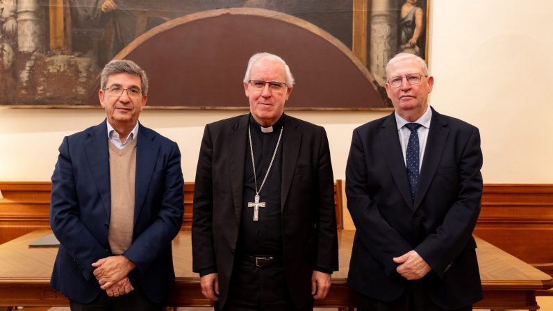 Firma de convenio entre la Archidiócesis, Consejo y Grupo Concesur para la celebración del II Congreso Internacional de Hermandades y Piedad Popular