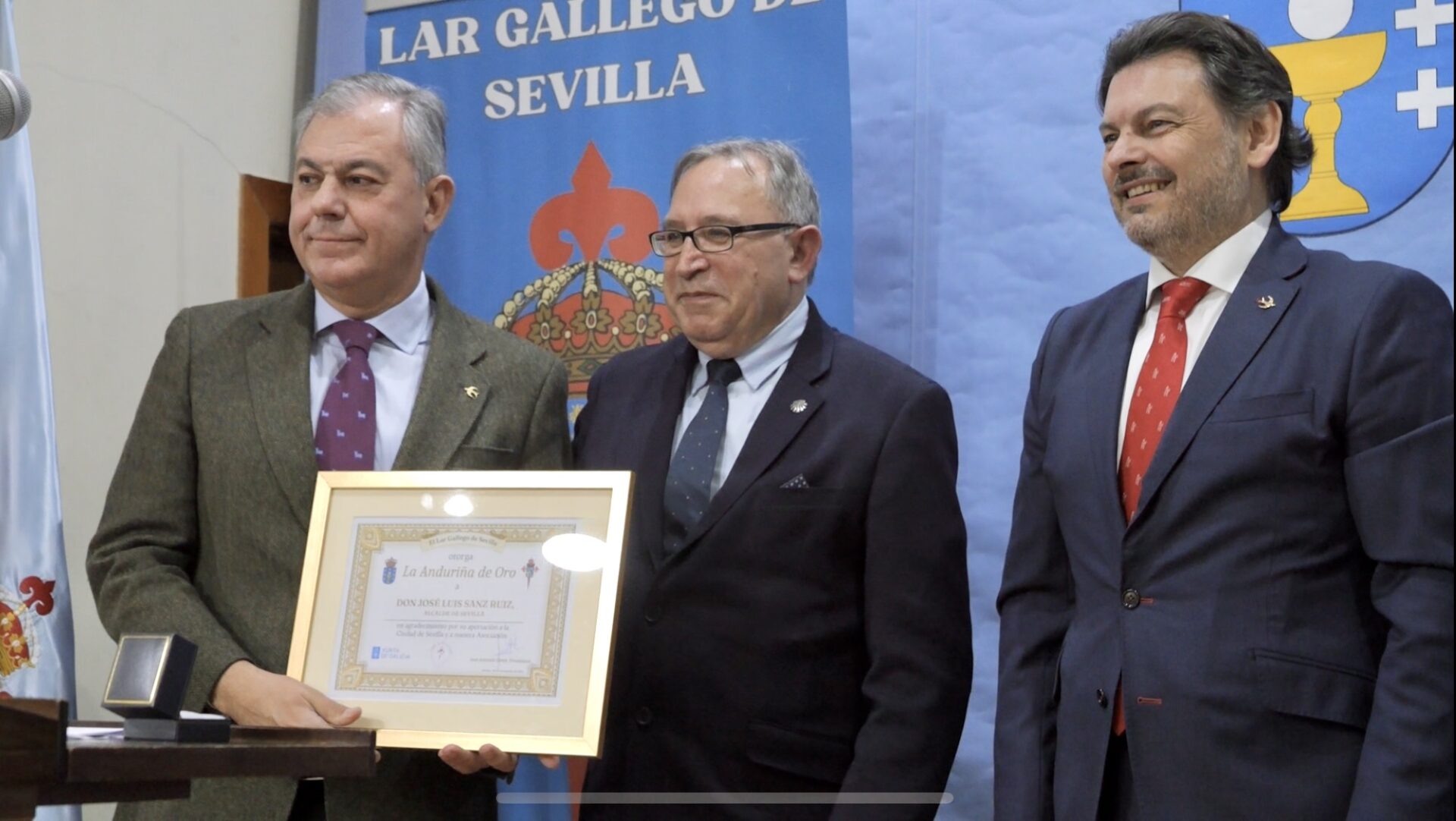 El alcalde Sanz recibe la ‘Anduriña de Oro’ en el Lar Gallego, en presencia del secretario general de Emigración de la Xunta de Galicia