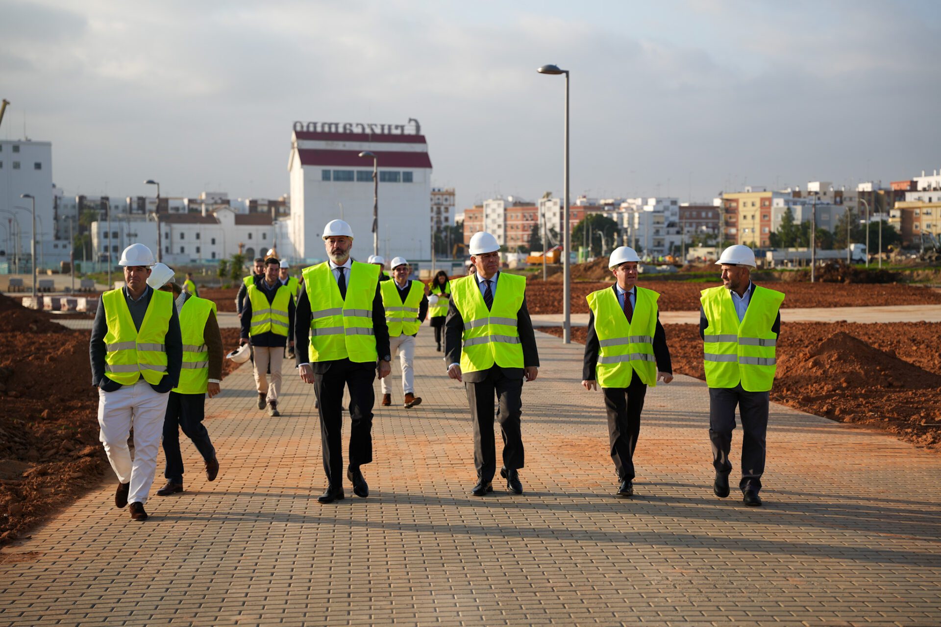 El alcalde visita a las obras y la plantación de árboles de la urbanización de la Cruz del Campo