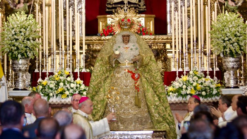 Monseñor Edgar Peña entrega la Rosa de Oro a la Esperanza Macarena en un emotivo acto