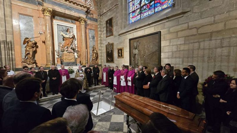 Los restos mortales del cardenal Ayuso reposan ya en la Catedral de Sevilla