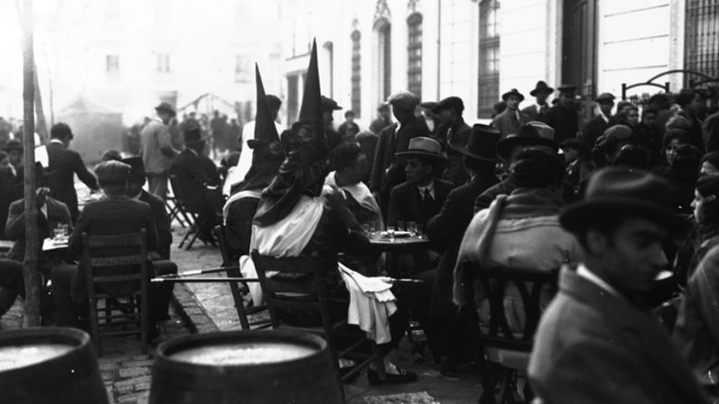 El CICUS organiza una muestra fotográfica y bibliográfica sobre la Semana Santa sevillana